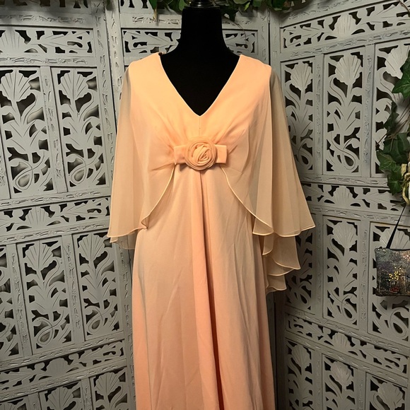 VINTAGE VOLUPTUOUS LIGHT PEACH SOFT ORANGE ANGEL FLUTTERY TOP MAXI DRESS - Picture 2 of 12